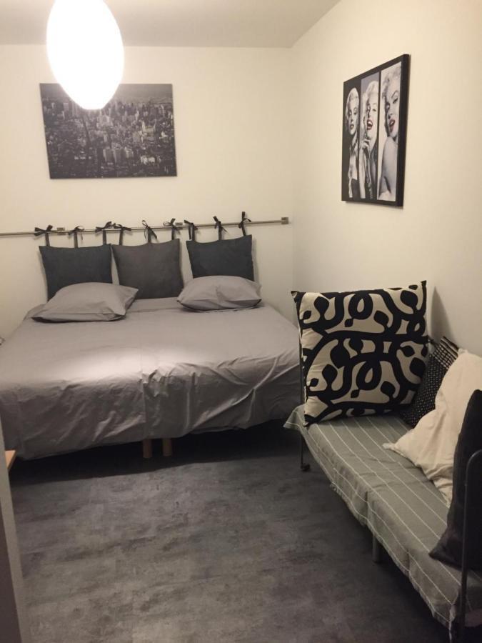 Sous La Tour Bed & Breakfast Agencourt Eksteriør bilde