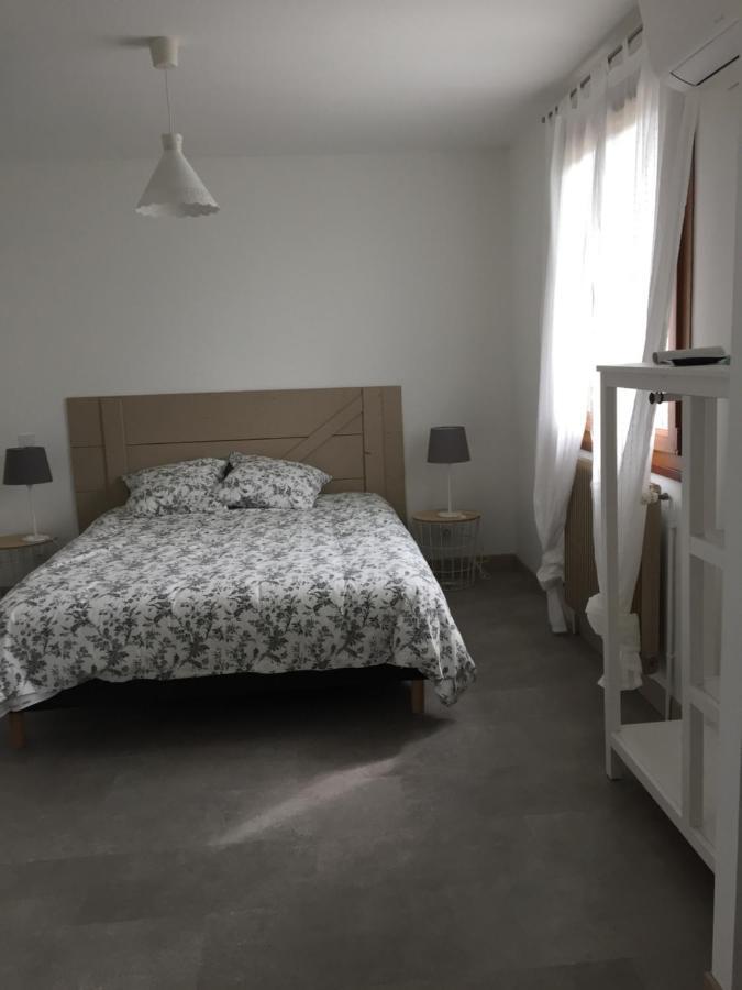 Sous La Tour Bed & Breakfast Agencourt Eksteriør bilde
